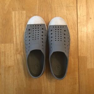 Native Jefferson shoes youth size J2 gray